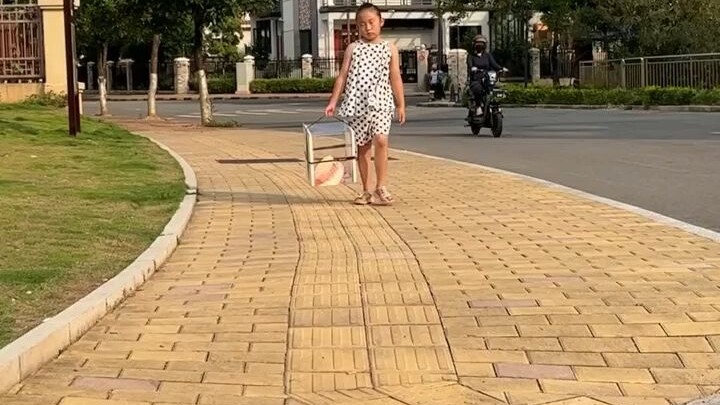 Nenek hari ini agak senang, lho...