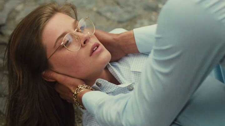 Từ nhỏ đến lớn, cô gái luôn gặp xui xẻo liên miên: bị kẻ xấu bắt cóc, rồi quậy tung cả bọn cướp – mộ