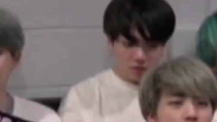 [Jeongguk] The kid’s crying so hard they’re hiccuping, yet they still obediently pose with a scissor