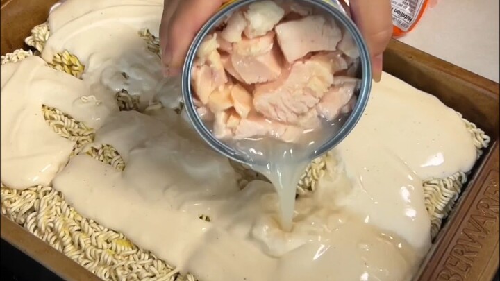 Mẹ lại nấu món ăn của người da trắng rồi… Mì gói sốt kem