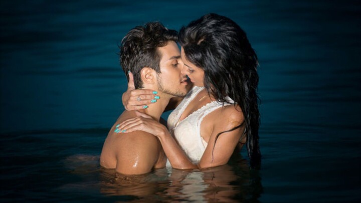 Ciuman di kolam Renang Hot banget 😘