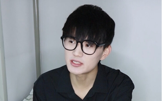 Ketika petugas asrama perempuan memeriksa kamar mahasiswa dari berbagai jurusan...