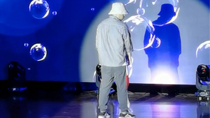 حفلة التخرج في جامعة فوتشو، فوم بوبين