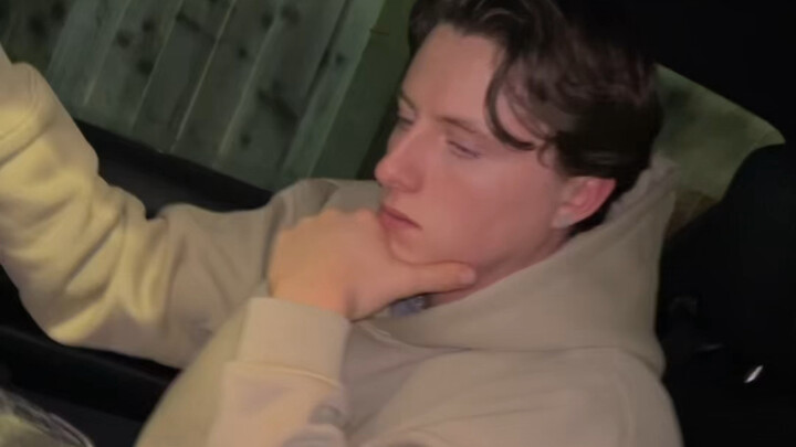 你哥哥不得不从派对把你接回来