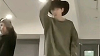 Byun Baekhyun / Top Hat Bambi practice room focus