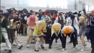 Khi tks và người bạn chế giễu của anh ấy xuất hiện trong buổi khiêu vũ!