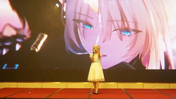 Cosplayer Kati hát ca khúc “Nguyện đeo vinh quang mà rơi xuống vực thẳm” tại hội chợ anime và giành 