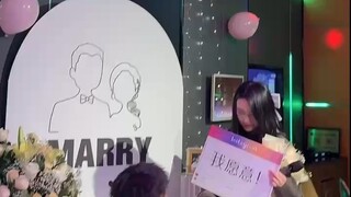 恭喜 🎉 闺蜜被求婚成功 还好来得及到现场来见证这个时刻 [色]