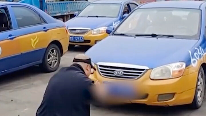 คนขับแท็กซี่คุกเข่าขอบคุณขณะรถถูกปลดระวาง 8 ปี วิ่งไปแล้ว 800,000 กิโลเมตร ไม่เคยเกิดอุบัติเหตุเลย ส