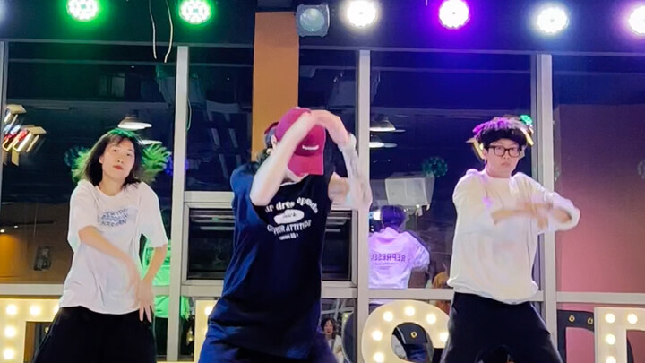 Taking the guys out for some clubbing fun 【The four-character younger brother dances so cool!】