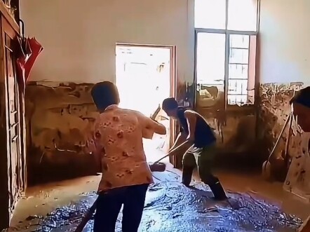 On-site footage: After the flood, villagers are cleaning up their homes.