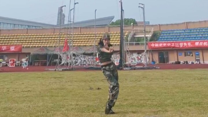 นักศึกษาปีหนึ่งฝึกทหารเต้นเพลง Boombayah - Blackpink กางเกงคับเป้ามาก นั่งยองๆ ไม่ลง แถมยังหลุดตลอดเ