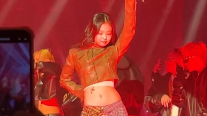 JENNIE’s first live performance of “SPOT!”—in-ear monitor malfunction doesn’t stop her from rocking 