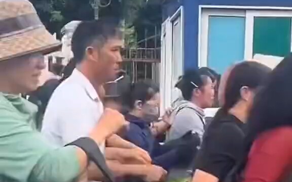 Perbatasan Tiongkok-Vietnam dibuka pagi hari, dan warga perbatasan Vietnam berlomba-lomba menyeberan