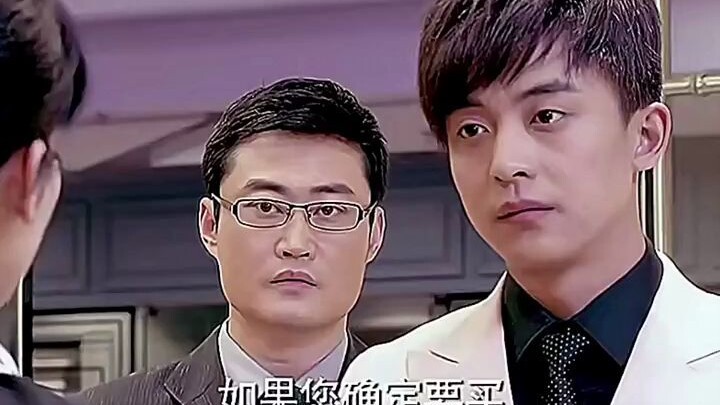 Young Guy Got Stuck in a Mall Trouble—Then Things Got Awkward in an Instant!