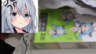 Teman sekamarku bertanya padaku, cangkir Fiji apa yang aku beli? .... .... .... ....