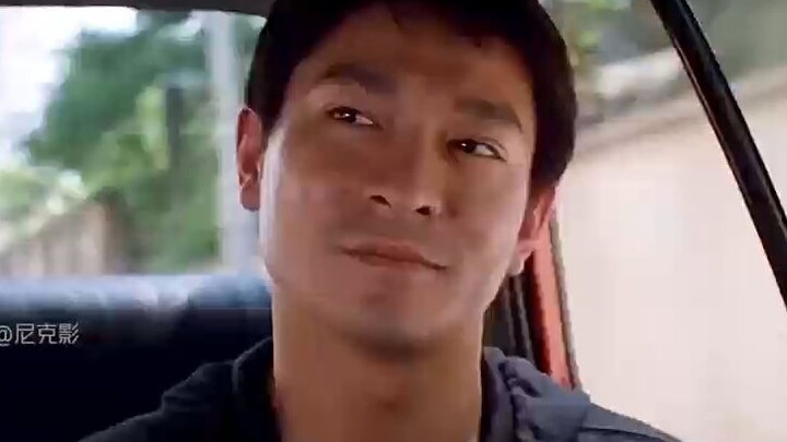 Andy Lau cleverly slipped away, his smarts leaving the police completely baffled!