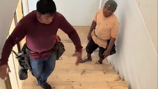 离谱事件：国外工人把楼梯装反了，上楼就直接到了窗户边