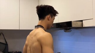 当伴郎就是为了这一刻！大哥提醒伴郎看镜头，男友和人吵架想动手，女友及时拉住并给了一巴掌让他