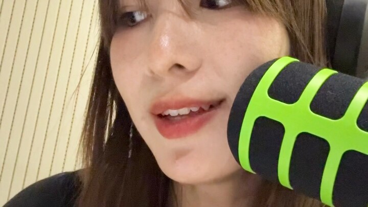 Odoriko, mencoba peralatan baru di kantor—jika nyanyiannya kurang bagus, mohon maklum ya