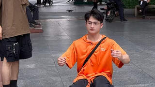 机械舞！一般人还真跳不了，可这路人……难道他是二般人？有人知道他是谁吗？