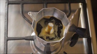 Moka Pot Coffee Brewing Close-Up – Crema Natural Light (no audio)