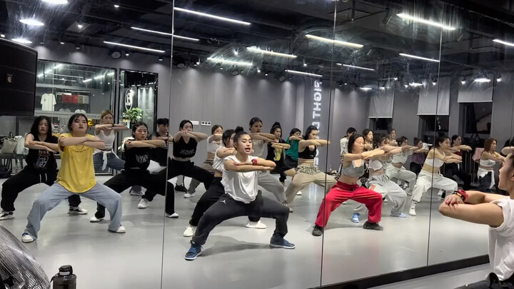 这几组动作下来 感觉大腿已经不是自己的了 可以尝试一下家人们