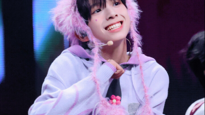 Why’s there a little dog standing under the cherry blossom tree?! TF Family 4th Generation Chen Junm