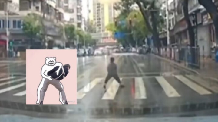 Awalnya saya cukup suka memberi jalan kepada pejalan kaki
