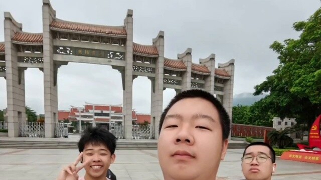 Tôi đẩy chiếc hộp đựng đầy kỳ vọng của gia đình để chào đón niềm hy vọng mới