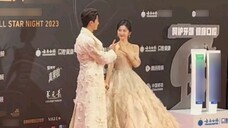 Xu Kai and Jing Tian walked the red carpet hand in hand throughout the Starlight Awards. It's so swe