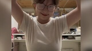 小妞挺漂……没夸到呗