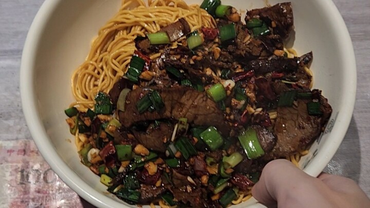 Hanya dengan 29 yuan bisa makan di warung mie peringkat #1, tambah nasi sampai kelelahan karena terl