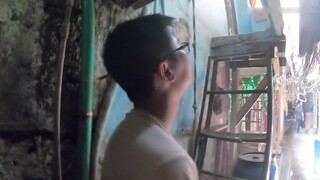 Tidak ada air di daerah kumuh di India, jadi saya meminjam air dari tetangga saya untuk mandi.