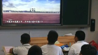 Membiarkan diriku pergi lagi, aku membiarkan diriku pergi lagi di kelas (enak sekali menjadi guru)