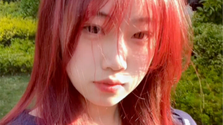 شعر أحمر لا يمكن تفويته إذا كنتِ تصبغين شعرك الأسود مباشرةً! لن تملّي من النظر إليه من الشتاء وحتى ا