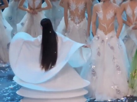 ما زلت سطحيًا جدًا لأنني لا أفهم الفن.