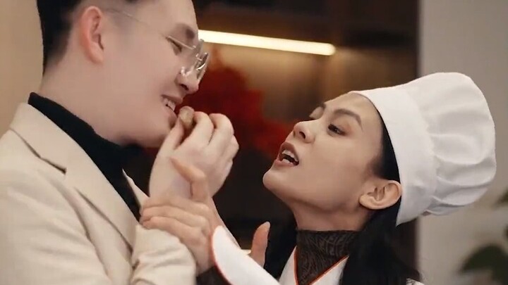 Ông chủ phải lòng đầu bếp xinh đẹp, ruột già chín vòng lộ ra vẻ sắc bén~ Trà xanh mưu mô muốn chiếm 