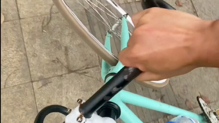 Khi đi xe đạp, tốt nhất không nên dùng điện thoại.