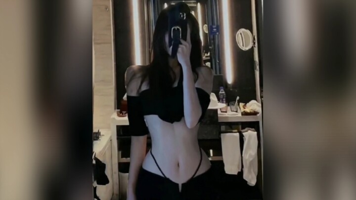 Bạn thân đi ra ngoài lúc nào cũng mặc thế này, mình nên khuyên bạn ấy sao đây??