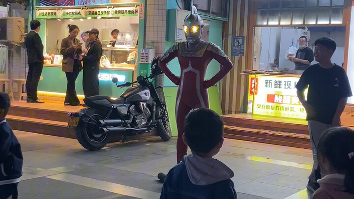 奥特赛文街头整蛊加街头互动