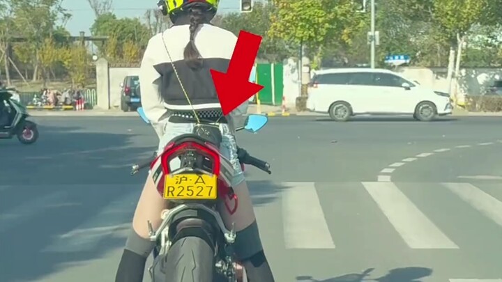 แผ่นป้ายเดียว บ้านหนึ่งหลัง หูอ้า #นักขี่หญิง