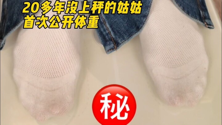 [Li Ruotong] Breaking News! Auntie’s taken on a side gig as a “fitness trainer”—anyone want to sign 