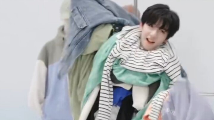 【He Junlin】“Mama, Aku Sudah Pulang Setelah Mengumpulkan Sampah” Siaran Langsung Era Remaja Tim Han D