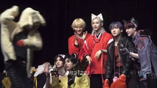 توقيع كتاب فرقة Stray Kids Chk Chk Boom Dance Relay في 28 يوليو