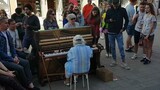 Liszt-Hungarian Rhapsody No.2 The piano was borrowed by "grandma" and the street performer almost lo