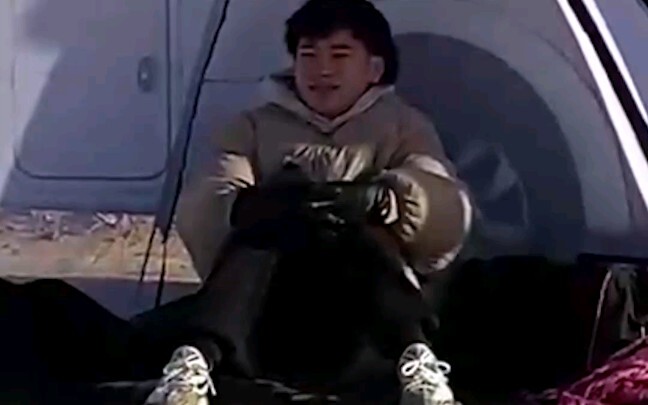 Aku bawa tenda buat kalian, tapi kalian masih ngehajar aku!