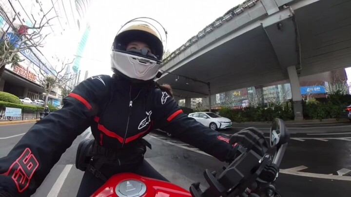 ตอนแรกพี่ชายรีบเอาหมวกกันน็อกกลับมาใส่ไว้ คงกลัวว่าหลังจากนี้จะคุยกันไม่ติดจนอึดอัด สุดท้ายกลับได้คุ