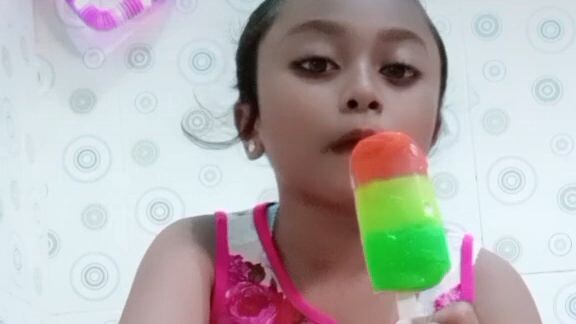 makan es krim trico harganya 2000 aja buruan cobain