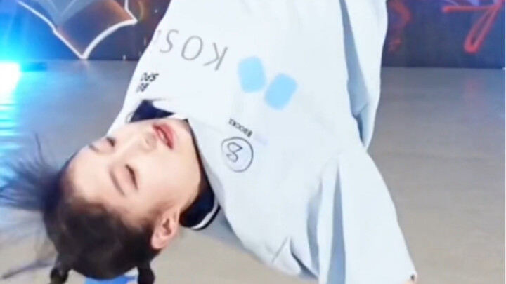 The most beautiful street dance girl, superb dancing skills, the last move is amazing
